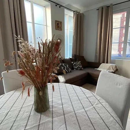 Holiday home Maison 2 Avec Parking Et Jardin Noyon